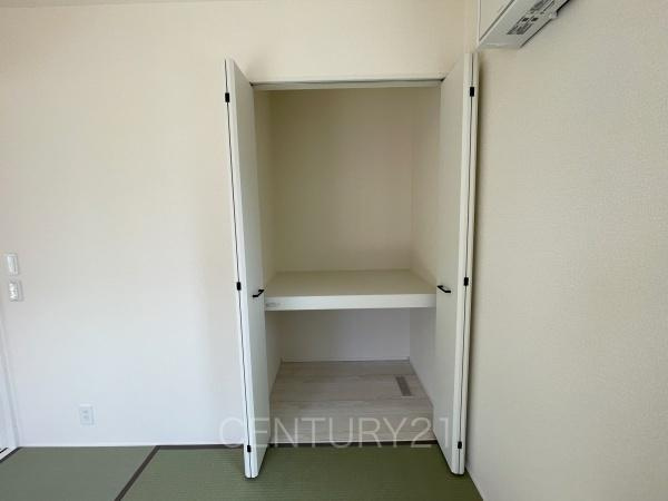 前橋市三河町2丁目24-1期1号棟の収納|布団も収納し易い仕切り棚付きです。