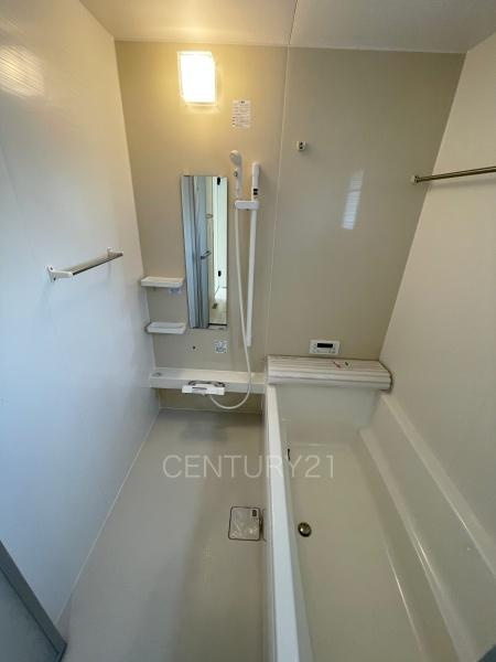 前橋市三河町2丁目24-1期1号棟の浴室|ゆったりと寛げる大型バスタブ。
足を伸ばしたまま入浴可能です。
浴室乾燥機付きで天候が悪い日でも洗濯をして衣類を乾燥させることができます。