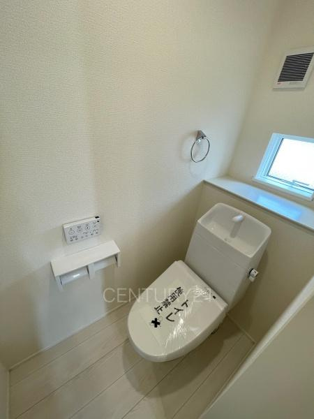 前橋市三河町2丁目24-1期1号棟のトイレ|１階トレイです。
温水シャワー洗浄機能付きです。