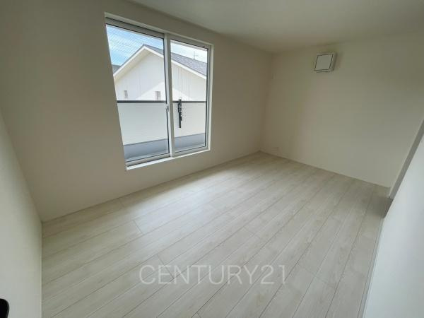 前橋市三河町2丁目24-1期1号棟の寝室|２面採光の明るい洋室です。