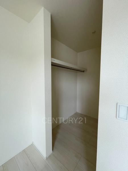 前橋市三河町2丁目24-1期1号棟の収納|ハンガーパイプ付きクローゼットです。