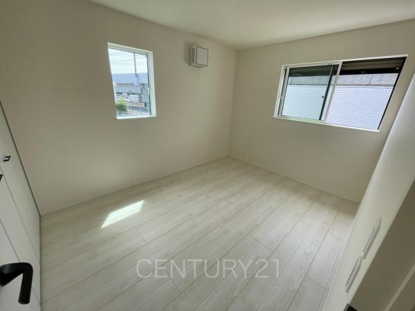 前橋市三河町2丁目24-1期1号棟の子供部屋|２面採光の明るい洋室です。