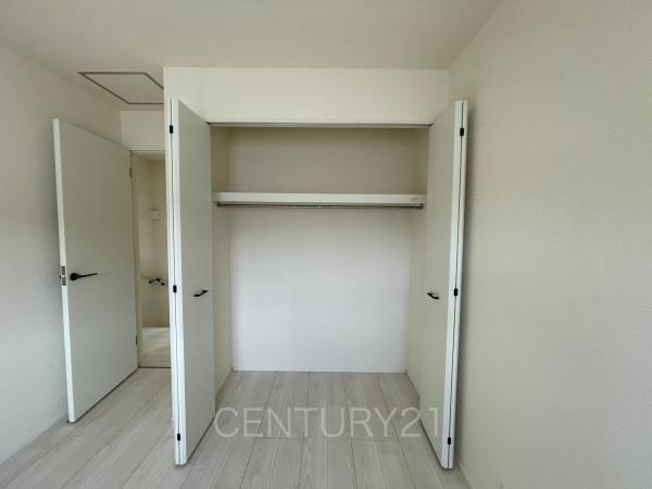 前橋市三河町2丁目24-1期1号棟の収納|ハンガーパイプ付きクローゼットです。