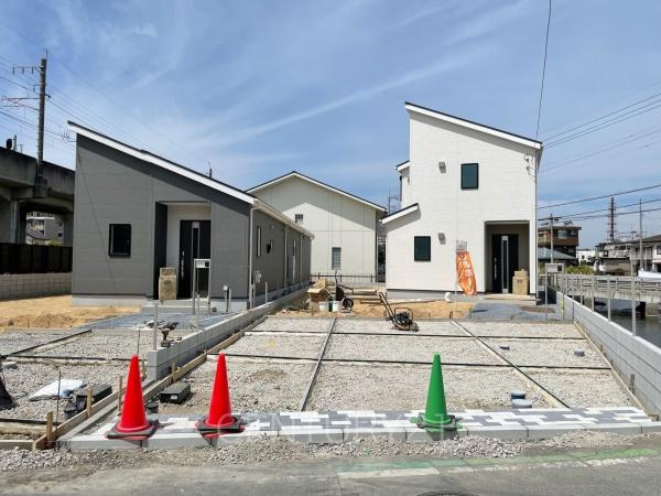 前橋市三河町2丁目24-1期1号棟の前面道路含む現地写真|並列駐車可能な駐車場スペースです。
