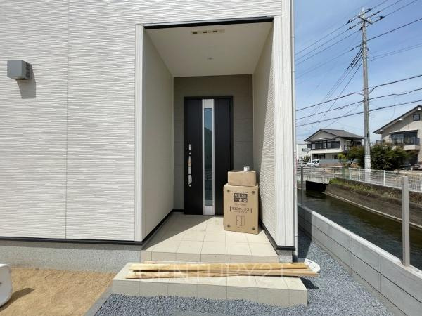 前橋市三河町2丁目24-1期1号棟の玄関|スマートキー付きの玄関。
鍵を探すことなくドアの開閉が可能です。
郵便物を守る鍵付きポストです。
インターホンは録画機能付きで防犯面に優れます。