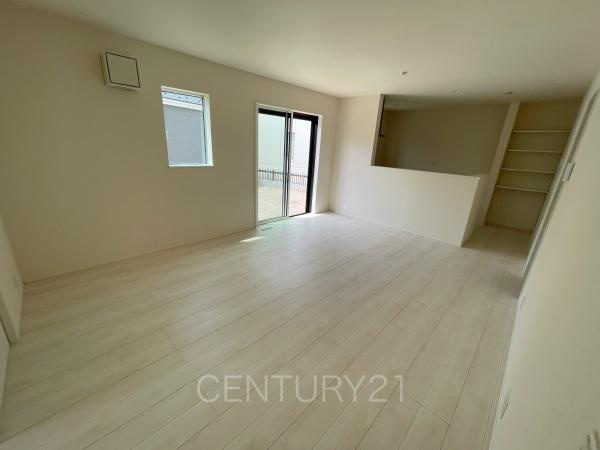 前橋市三河町2丁目24-1期1号棟の居間・リビング|大きいソファーがおける広々リビング