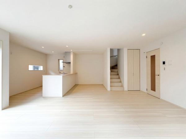 横浜市泉区新橋町の新築一戸建の居間・リビング|窓からは明るい光が差し込みます！
電気をつけなくても明るいです。
