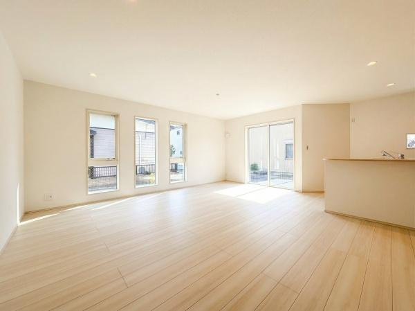 横浜市泉区新橋町の新築一戸建の居間・リビング|家族が自然と集まるリビングは
落ち着きのある空間です♪