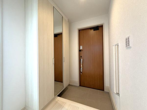 横浜市泉区新橋町の新築一戸建の玄関|この明るい玄関が気持ちよく迎え入れてくれます。