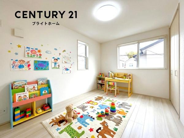 横浜市泉区新橋町の新築一戸建の洋室|二面採光の明るく、落ち着きのある洋室！
休日はこちらでおくつろぎ下さい♪
※家具等はＣＧでの参考レイアウトです。