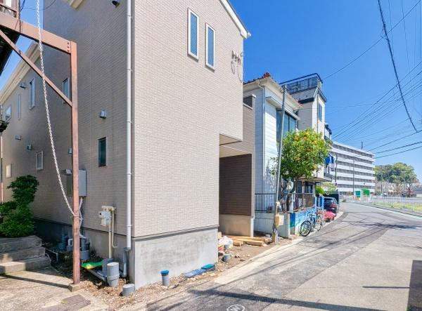 横浜市磯子区滝頭１丁目の新築一戸建の前面道路含む現地写真|周辺は落ち着いた街並みになります。
子育てにはぴったりの住環境♪