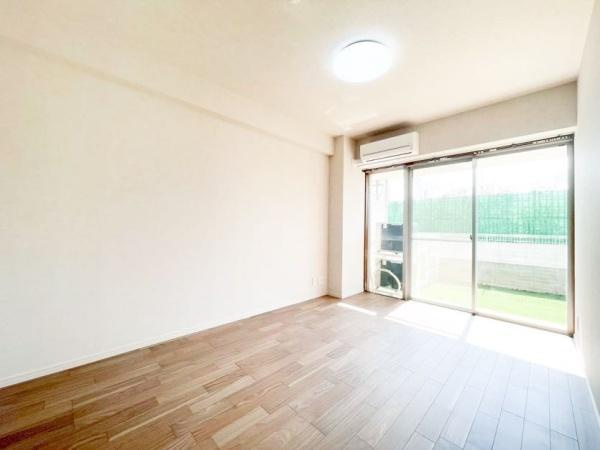 【洋室】 | 二子玉川宝ロイアルハイツ | 心地よい日差しと風が気持ちの良い居室♪　リッチな空気は、広々とした居室の特権です♪