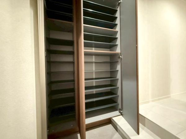 【玄関】 | 二子玉川宝ロイアルハイツ | 玄関スペースは広々、収納豊富です！
圧迫感がなく、開放的な玄関は、帰ってくるが楽しみになる特別な空間です♪