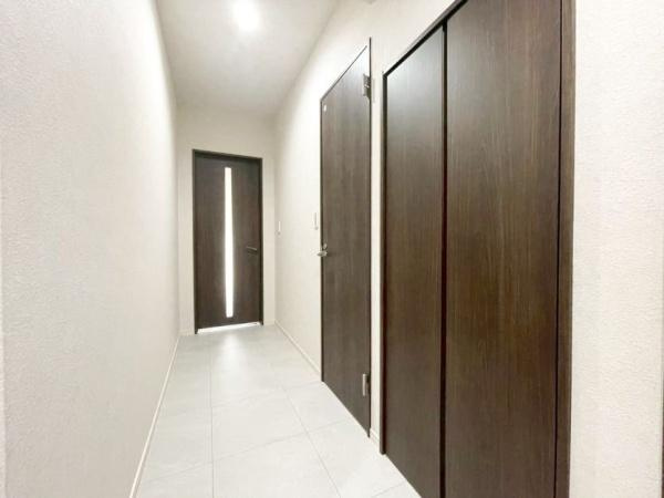 【玄関】 | 二子玉川宝ロイアルハイツ | 収納力たっぷりのシューズボックスもあり、玄関もスッキリ整理出来ます♪