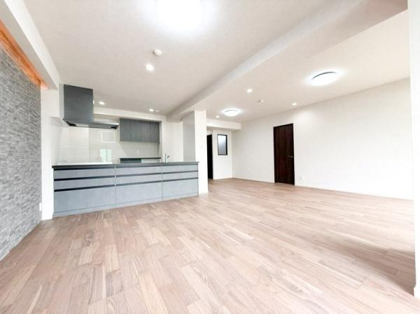 【居間・リビング】 | 二子玉川宝ロイアルハイツ | 窓からの日差し・風・すべてが心地よくゆったりとした時間を過ごせます♪