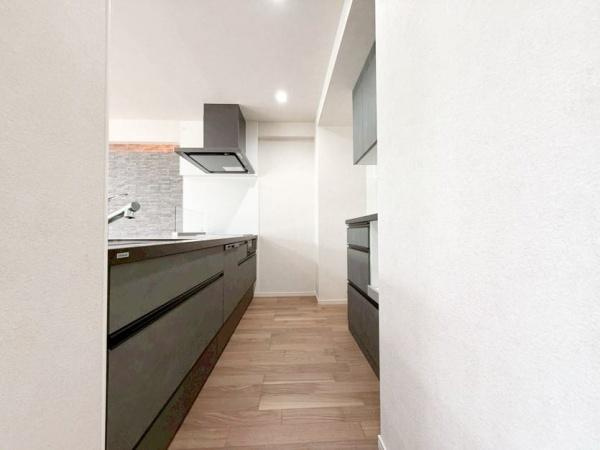 【キッチン】 | 二子玉川宝ロイアルハイツ | キッチンスペースは広々しており、調理の効率が上がる３口コンロに、食洗器もついており、家事もはかどります♪
