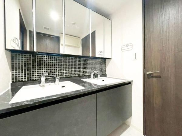 【独立洗面台】 | 二子玉川宝ロイアルハイツ | 十分な大きさの洗面台は収納力大。身だしなみチェックや歯磨きなど、朝の慌ただしい時間でも余裕とゆとりを感じられます♪