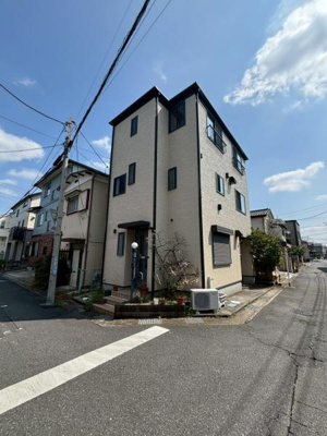 【前面道路含む現地写真】 | 草加市小山2丁目・戸建 | 南東×北西角地のため、日当たり良好です♪