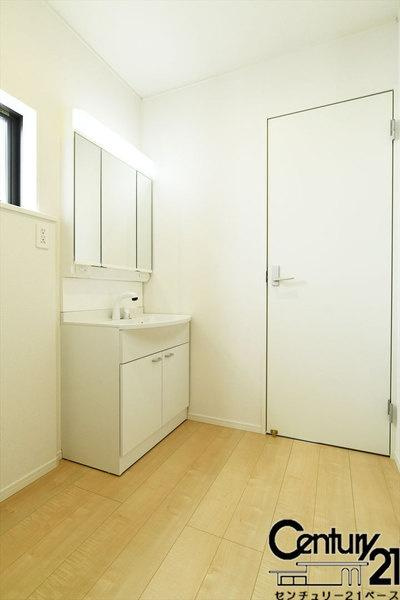 クレイドルガーデン東九条町 ２号棟 ／新築一戸建の内観：施工例|■三面鏡タイプのミラーキャビネット！収納スペースも豊富です！■