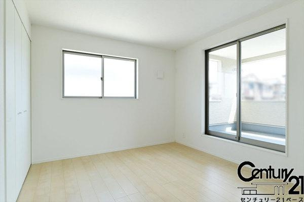 クレイドルガーデン百済 １号棟 ／新築一戸建の内観：施工例|■日当たりのよい明るい雰囲気の洋室です！■
