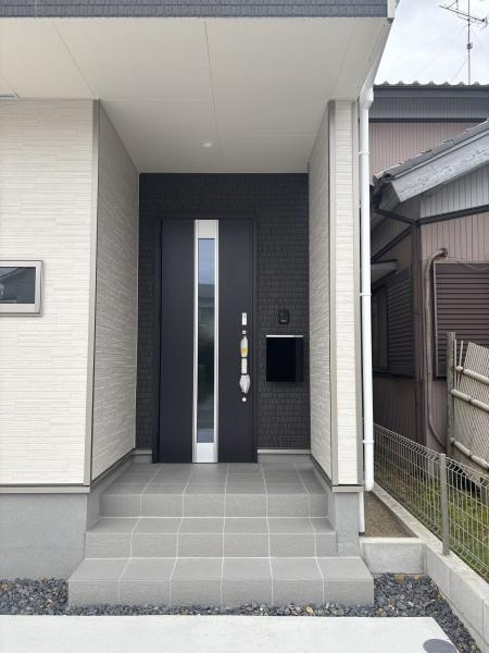 西尾市戸ヶ崎5丁目4番　全2棟・B棟の玄関|訪れる人を心地よく迎え入れます。
