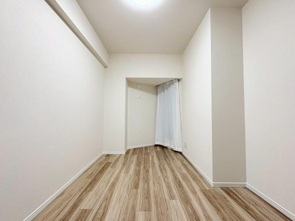 アビダスたまプラーザの子供部屋|サービスルーム5.5帖！ウォークインクローゼット付きのお部屋なのでご家族の思い出の物も大切に保管できます！お子様部屋やリモートワーク部屋としてもお使いいただけます。