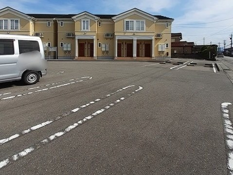 カプリスＡの駐車場|車をお持ちの方に嬉しい駐車場付きの物件です