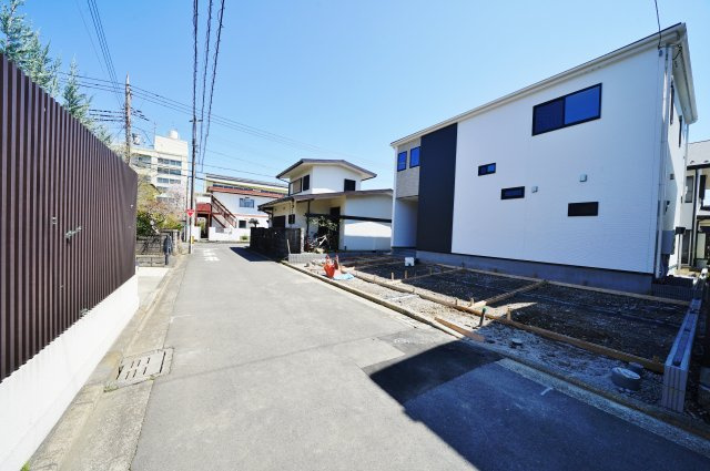「瀬谷駅徒歩11分、53坪のゆとりある暮らし」｜仲介手数料無料の前面道路含む現地写真