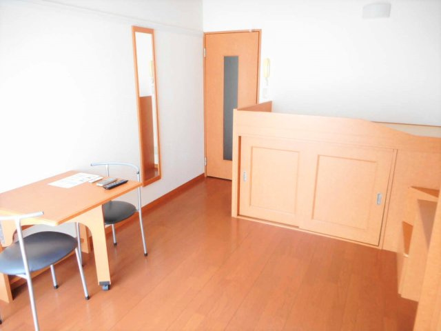 レオパレスマリモの居間・リビング|フローリングのお部屋です