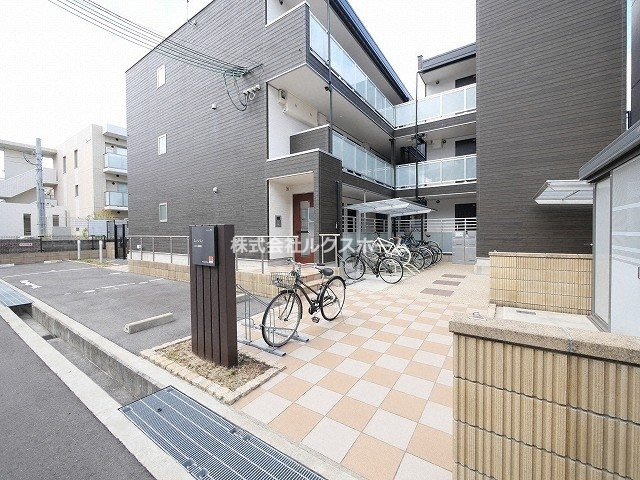リブリ・昭和園のエントランス|落ち着いたエントランスです