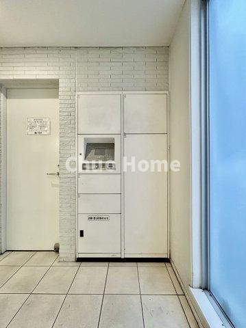 ミューズ・プレイスの設備|【宅配ボックス】在宅時・不在時に関わらず、居住者の代わりに非対面で宅配物を受け取ってくれる便利な設備です。わかりやすくご説明致しますので見学時にはお部屋だけではなく共用部分もぜひチェックしてください。