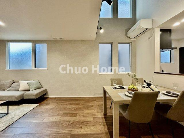 葛飾区東立石1丁目新築分譲住宅のダイニング|【ダイニング】忙しい朝でも、しっかり家族が揃って食事をして頂けるゆとりある大きさのダイニングスペース。奥様が作る手料理をカウンター越しに受けとって頂き、テーブルで囲む素敵な時間を存分に愉しんで下さい。