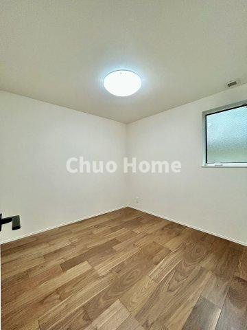 葛飾区東立石1丁目新築分譲住宅の寝室|【寝室】心と体をゆったりと安らげる主寝室。寝室のゆとりが大きい分だけ、暮らしの安らぎは深まります。一日の疲れを癒すだけでなく、ご夫婦の親密な語らいを紡ぎ出します