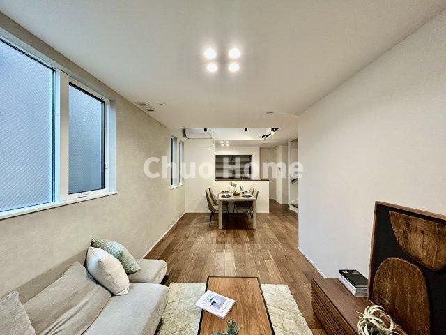 葛飾区東立石1丁目新築分譲住宅の居間・リビング|【居間・リビング】「ＬＤＫは家族団らんをデザイン」広いＬＤＫでは家族が集まり一緒の時間を過ごせる工夫がされております。何気ない一日の当たり前のひとコマがいつか一生の宝物になります