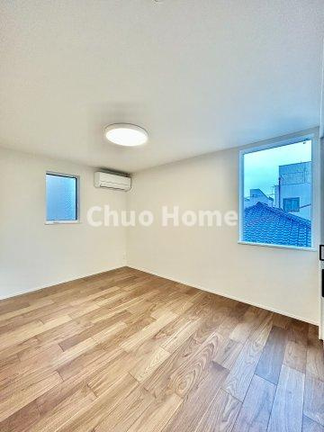 葛飾区東立石1丁目新築分譲住宅の洋室|【洋室】快適に過ごす条件は、一人ひとり違います。だからこそ飾り過ぎないシンプルな内装と偏り過ぎないデザインで統一しております。居住していく中でオーナー様だけの【マイホーム】に創り上げて下さい