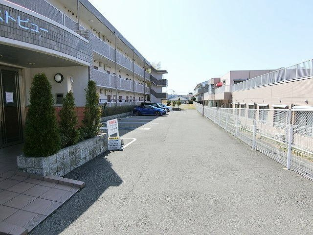 フォレストビューの駐車場