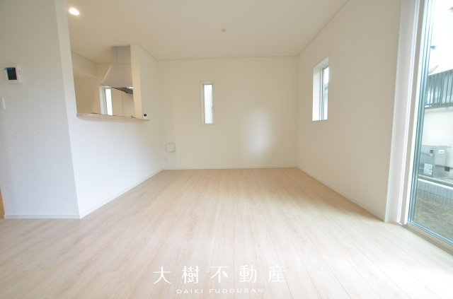 【居間・リビング】 | 綾瀬市深谷中4丁目　新築戸建て　全4棟【仲介手数料無料】