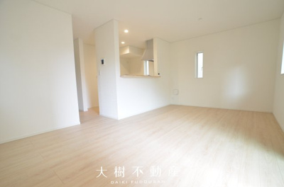 【居間・リビング】 | 綾瀬市深谷中4丁目　新築戸建て　全4棟【仲介手数料無料】 | お問い合わせを頂いたお客様には不動産購入の流れや諸費用などがわかりやすく解説されている「大樹不動産オリジナルパートナーブック」をプレゼントさせて頂きます♪