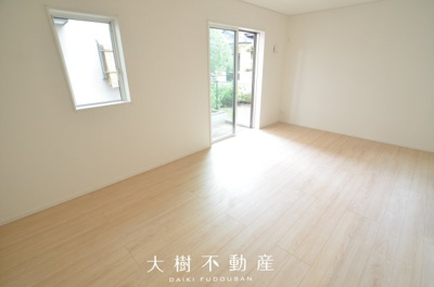 【居間・リビング】 | 綾瀬市深谷中4丁目　新築戸建て　全4棟【仲介手数料無料】