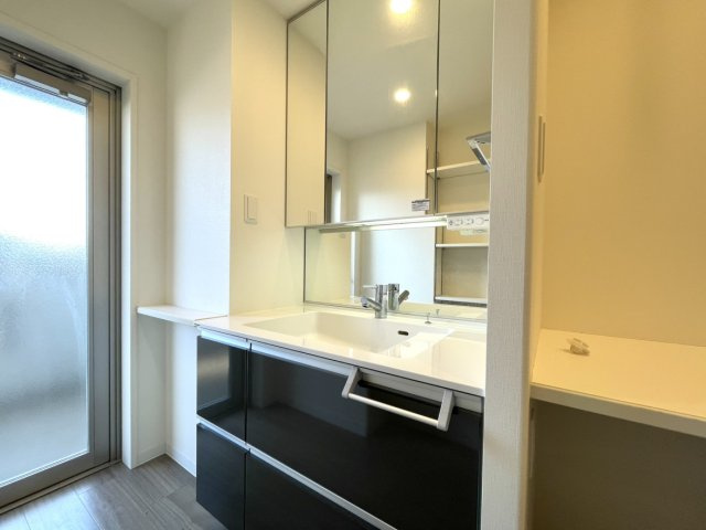 アルファステイツ住吉の独立洗面台|三面鏡裏には収納スペースがあり、洗面台回りを綺麗に見せることができます。