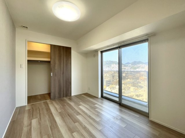 アルファステイツ住吉の洋室|北西洋室はウォークインクローゼット付きの5.6帖の居室空間です。
