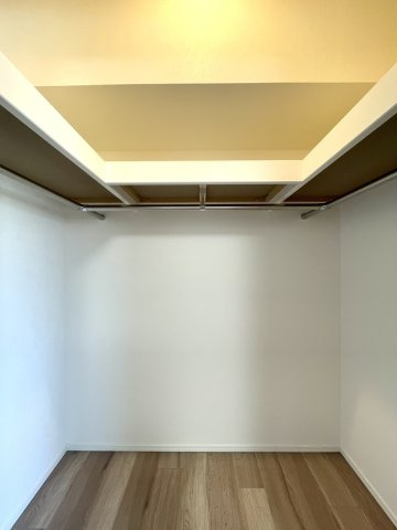 アルファステイツ住吉の収納|ウォークインクローゼット内は上部の棚付きでストック品や衣替えの収納に便利です！