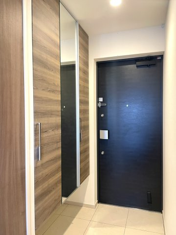 アルファステイツ住吉の玄関|落ち着いた色合いの玄関スペースです。