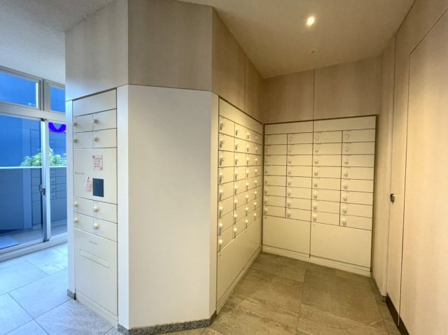 アルファステイツ住吉のその他|1階には宅配ボックスが設置されており、お荷物の受け取りに便利です。