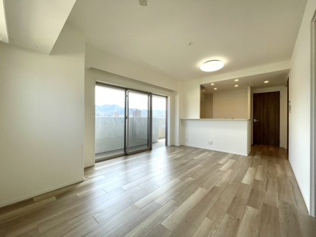 アルファステイツ住吉の居間・リビング|LDKは14.2帖の居室空間となっております。
12階のため、バルコニーからの眺望が魅力の物件です！