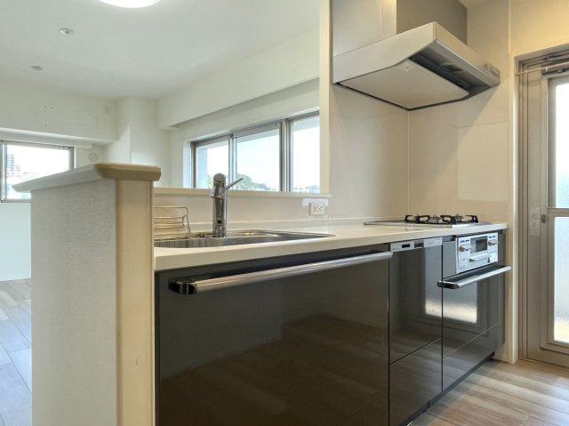 アルファステイツ住吉のキッチン|キッチンは食洗器や3口コンロ、浄水カートリッジ内蔵の水栓など、充実した設備となっております！