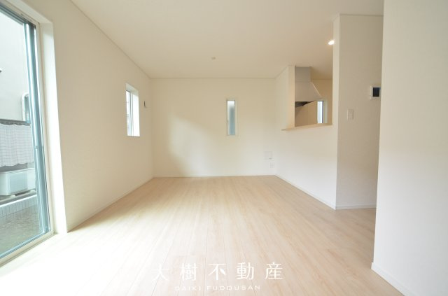【居間・リビング】 | 綾瀬市深谷中4丁目　新築戸建て　全4棟【仲介手数料無料】