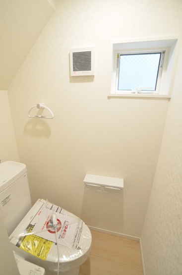 【トイレ】 | 綾瀬市深谷中4丁目　新築戸建て　全4棟【仲介手数料無料】 | １階