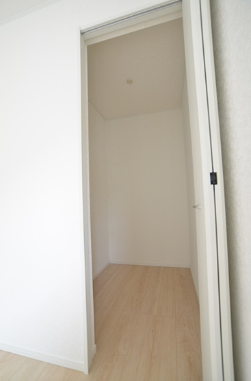 【洋室】 | 綾瀬市深谷中4丁目　新築戸建て　全4棟【仲介手数料無料】 | 2階　洋室1（6.75帖）クローゼット