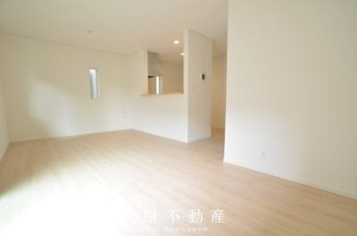 【居間・リビング】 | 綾瀬市深谷中4丁目　新築戸建て　全4棟【仲介手数料無料】